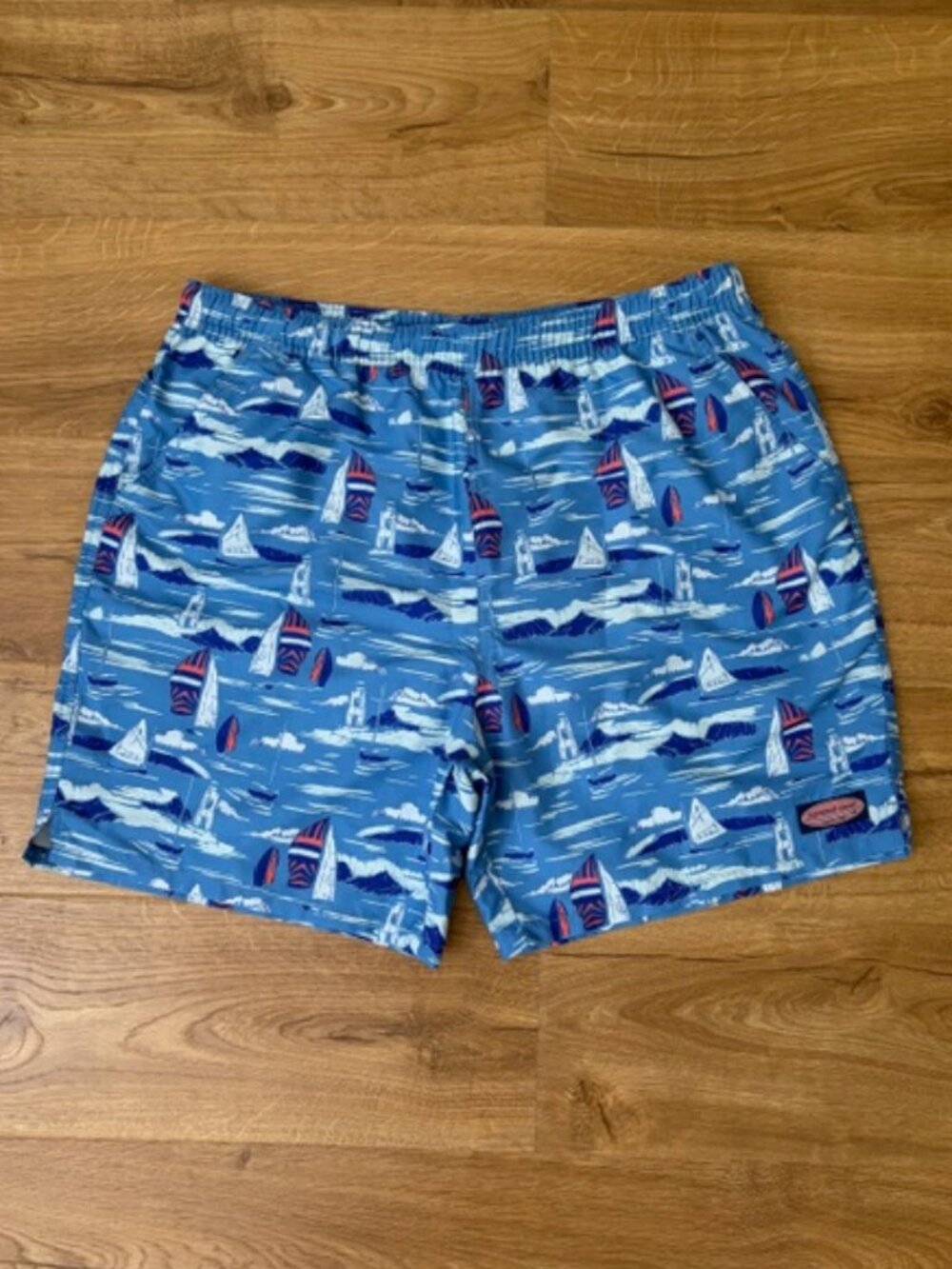 NWT Men's Vineyard Vines Chappy Swim Trunks, Vineyard Scene w/Sailboats, Size XL